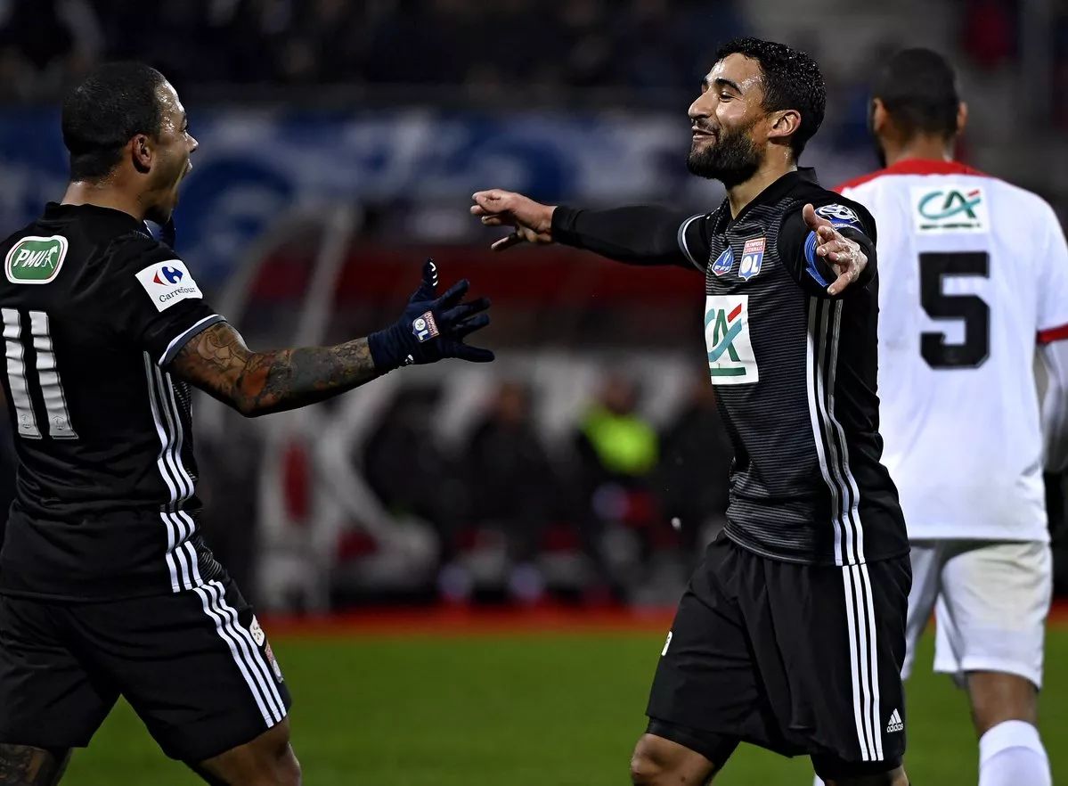 关于转折点上海申花绝杀压哨；法国杯集结日攻防权衡；质疑声仍在；资深球员宣示担当的信息