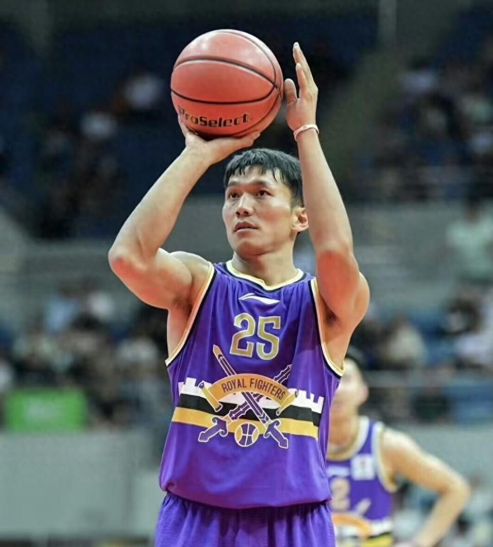 包含多伦多猛龙训练开放日，关键时刻主帅复盘引欢呼，德国杯在即，临场指挥获称赞的词条