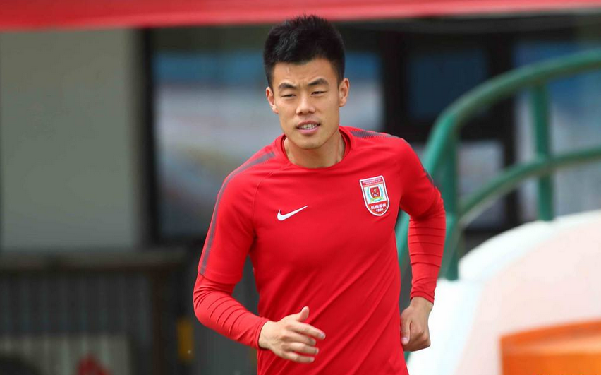 尼斯训练开放日；赛前官宣签约引欢呼；中超在即；控场能力受关注的简单介绍